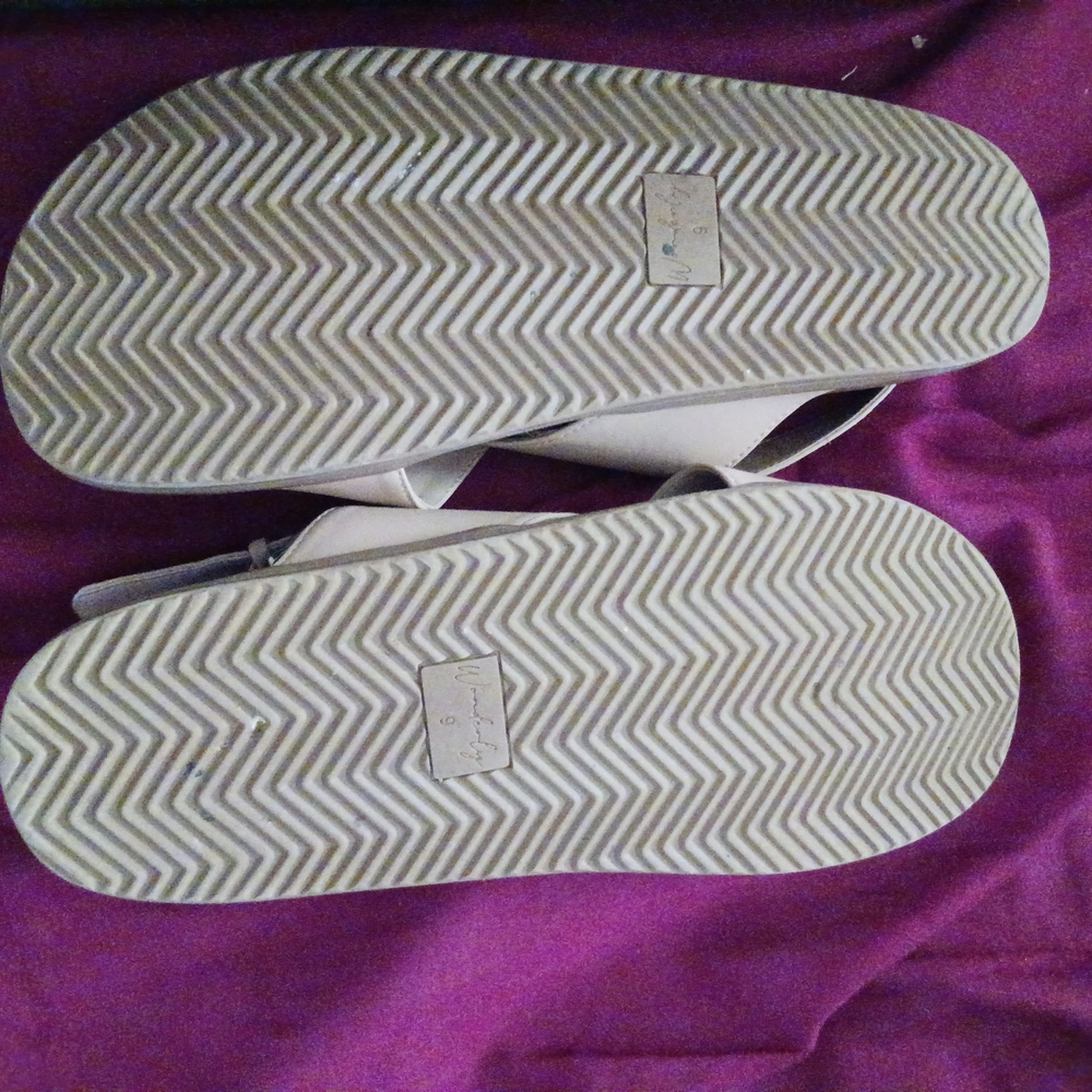 NWT Belk Women's Tan Cross-Strap Sandals - Picture 4 of 4